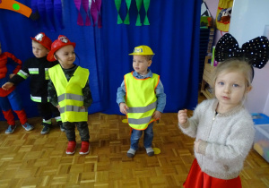 dzieci w strojach karnawałowych