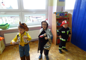 chłopcy w strojach karnawałowych (kowboj, smok, strażak)
