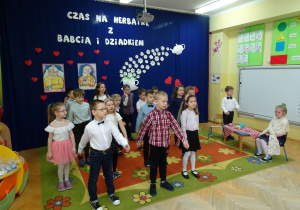 dzieci śpiewają piosenkę