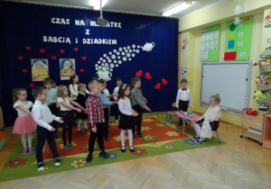 dzieci śpiewają piosenkę