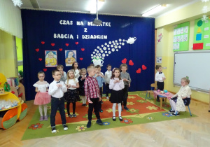 dzieci śpiewaja piosenkę