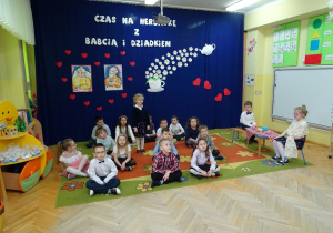 dziewczynka mówi wiersz