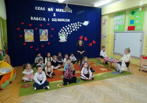 dziewczynka mówi wiersz