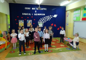 dzieci śpiewają piosenkę