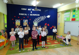 dzieci śpiewają piosenkę
