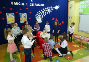 dzieci śpiewają piosenkę