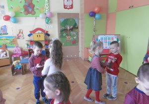 dzieci tańczą