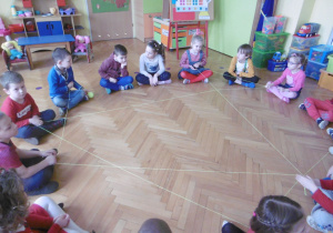dzieci tworzą ,,pajęczynkę przyjaźni" z wełny