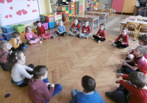 dzieci tworzą ,,pajęczynkę przyjaźni" z wełny