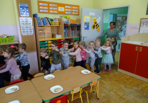 dzieci wchodzą do sali