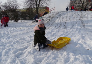 dziewczynka tuż po zjeździe z górki