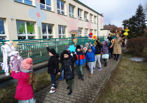 dzieci maszerują