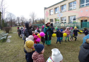 dzieci tańczą w kole z panią Wiosną