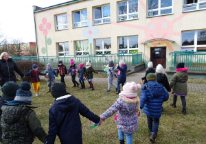 dzieci tańczą w kole