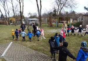 dzieci tańczą w kołach