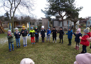 dzieci machają rękoma