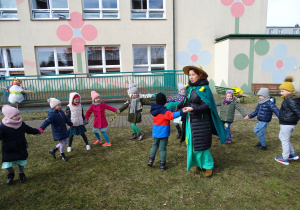 dziecko tańczy w kole z panią Wiosną