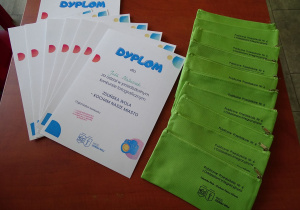 dyplomy i piórniki