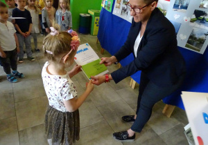 p. Dyrektor wręcza nagrodę dziewczynce