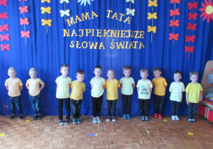Chłopcy recytują wierszyk dla taty.