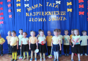 Dziewczynki recytują wierszyk dla mam.