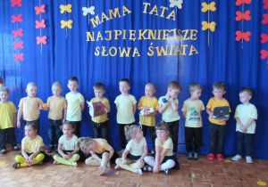 Dzieci śpiewają piosenkę.