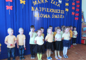 Dzieci śpiewają piosenkę.