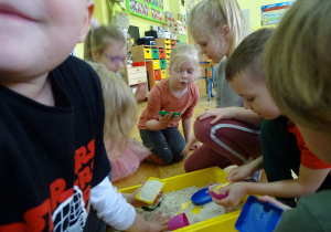 dzieci bawią się piaskiem kinetycznym