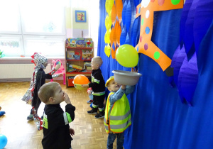 dzieci łapią balony do miseczki