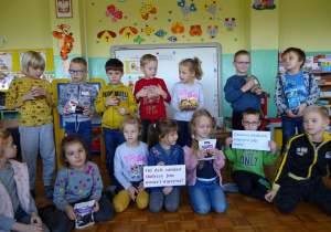 dzieci trzymają tabliczki z hasłami