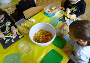 dzieci kroją warzywa na sałatke