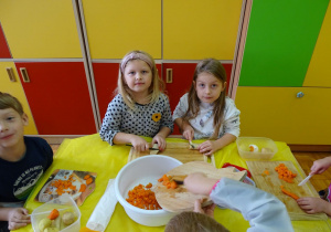 dziewczynki kroja warzywa