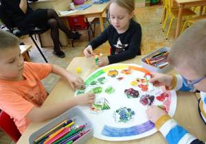 dzieci układają zdjęcia warzyw i owoców