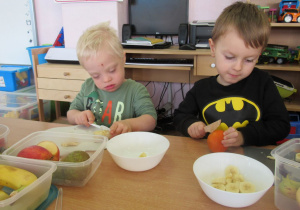 Przygotowywanie sałatki owocowej przez dzieci.