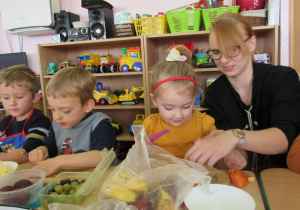 Przygotowywanie sałatki owocowej przez dzieci.