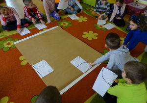 dzieci układają godło Polski