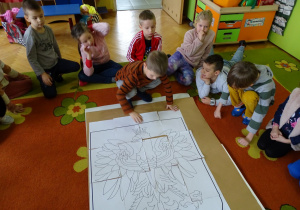 dzieci układają godło Polski