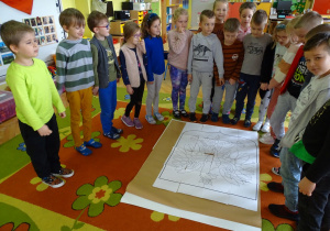 dzieci oglądają ułożone godło Polski