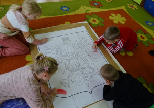 dzieci kolorują godło Polski
