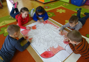 dzieci kolorują godło Polski