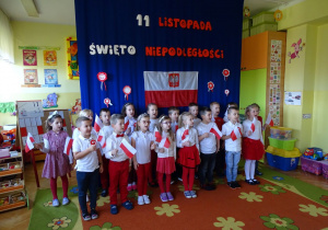 dzieci śpiewają hymn Polski