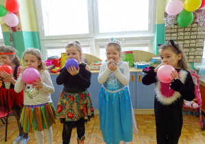 dziewczynki nadmuchują balony