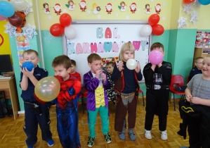 chłopcy nadmuchują balony