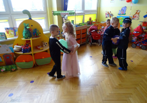 dzieci tańczą w parach z balonami