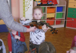 dziewczynka gra na skrzypcach