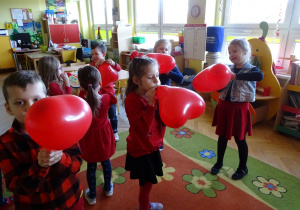 dzieci dmuchają balony