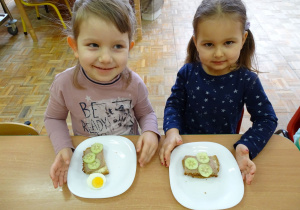 dziewczynki z przygotowanymi kanapkami