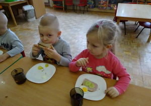 dzieci spożywają kanapki