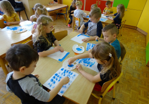 dzieci maluja przy użyciu gąbki