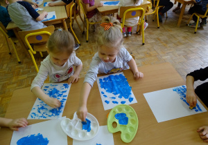 dzieci malują przy użyciu gąbki